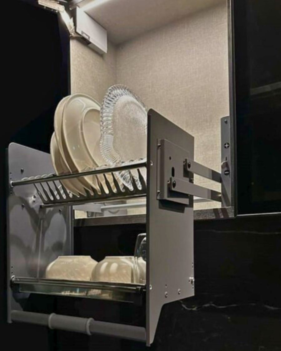 Pull-down dish drainer